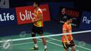 Ganda campuran Indonesia Tontowi Ahmad/Liliyana Natsir meluapkan kekecewaan saat kalah melawan Kim Astrup/Line Kjaersfeldt (Denmark) di BCA Indonesia Open 2016, Jakarta, Kamis (6/2/2016). (Liputan6.com/Helmi Fithriansyah)