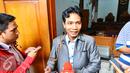 Kuasa hukum mantan Gubernur Papua Barnabas  Suebu, Wahyudi menjawab pertanyaan wartawan usai putusan sidang praperadilan di PN Jakarta Selatan, Selasa (7/7/2015). (Liputan6.com/Yoppy Renato)