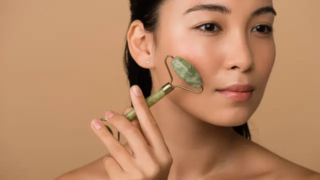 4 Cara Maksimalkan Perawatan Wajah dengan Sheet Mask, Bikin Kulit Makin Glowing