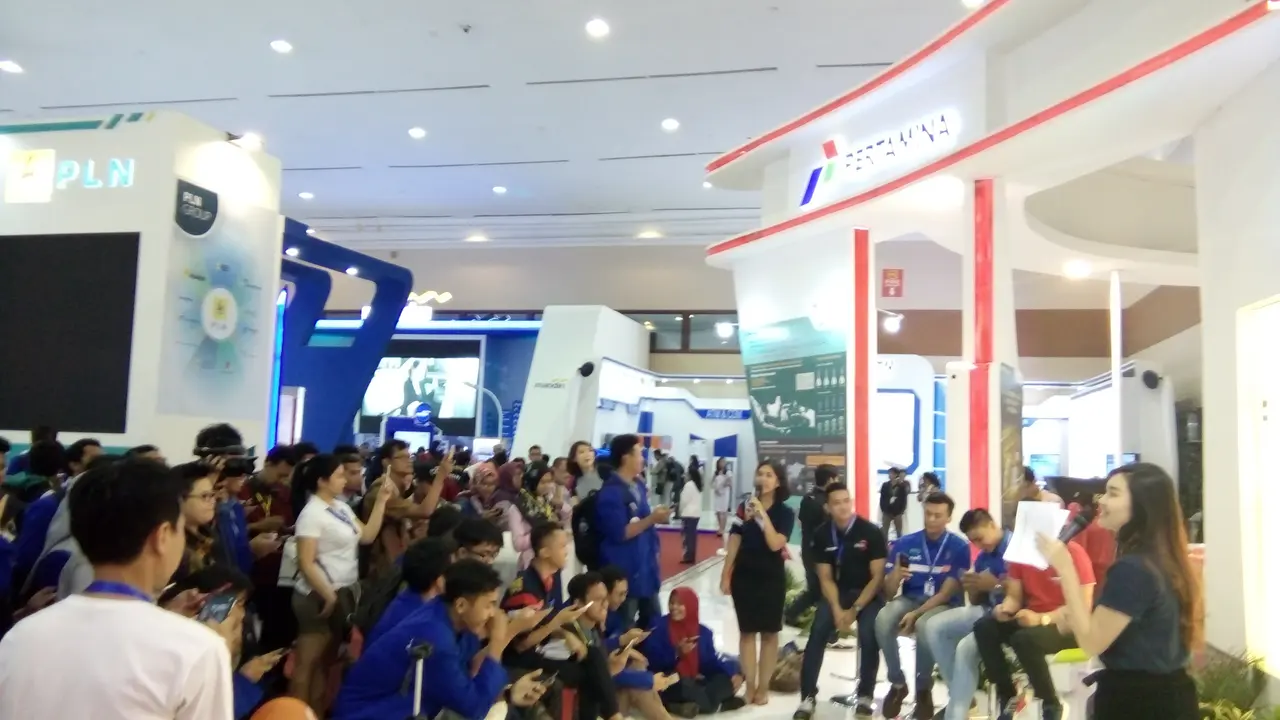 Veren dan Erza menjadi moderator acara pertamina di IBDexpo