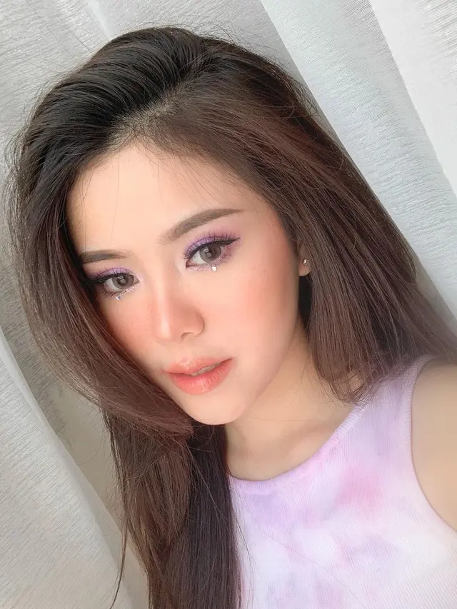 Biasa Natural, Ini 6 Potret Melisa Hartanto dengan Makeup Tebal