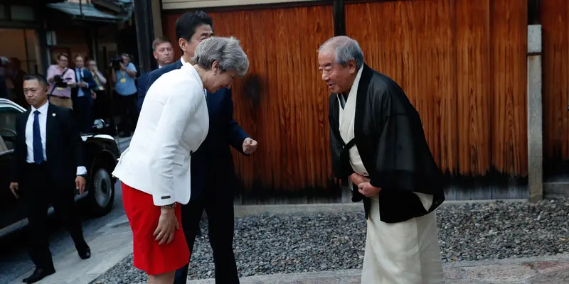 Kunjungi PM Shinzo Abe, PM Inggris Disuguhi Upacara Minum Teh Ala Jepang
