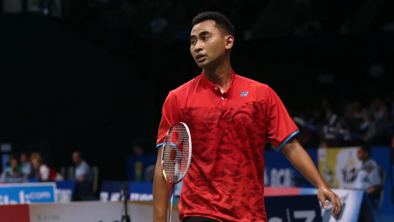 Reaksi tunggal Putra Indonesia, Tommy Sugiarto, saat laga melawan Lee Chong Wei (Malaysia) di putaran pertama Indonesia Open 2017, Jakarta, Rabu (14/6/2017). Tommy kalah 21-13, 10-21, 18-21.