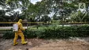 Petugas PPSU menyemprotkan disinfektan di area taman yang diduga menjadi titik awal penyebaran COVID-19 saat pemberlakuan karantina wilayah skala kecil atau mini lockdown di RT 011 RW 009, Kelurahan Kayu Putih, Pulogadung, Jakarta Timur, Minggu (6/6/2021). (merdeka.com/Iqbal S. Nugroho)