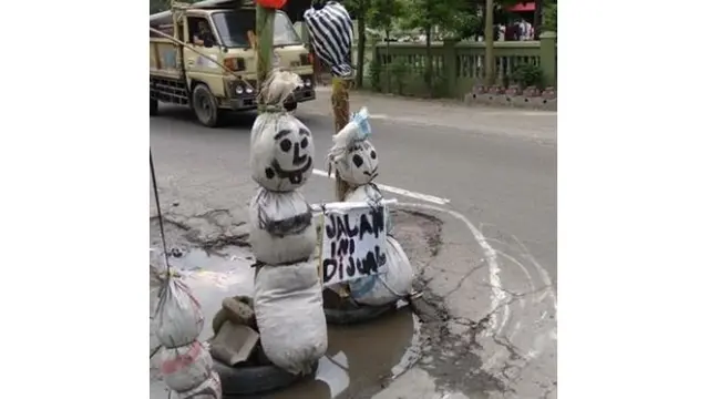 6 Tulisan di Jalan Berlubang Ini Nyeleneh Banget, Kocak