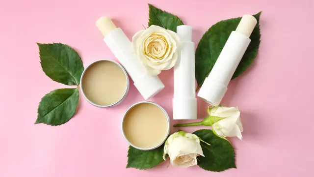 Mau Bibir Tampak Merah Merona Secara Alami? Tips Perawatan Ini Bisa Dicoba di Rumah