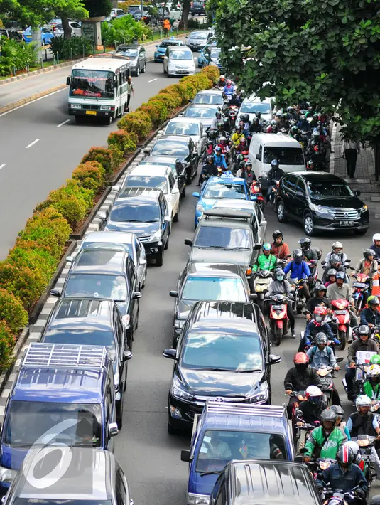 Sejumlah kendaraan terjebak di jalur lambat Jl HR Rasuna Said, Kuningan,  Jakarta Selatan, Rabu (4/5). Ribuan bidan desa menggelar aksi demo dan menutup akses jalur lambat di depan kantor Kemenkes. (Liputan6.com/Yoppy Renato)