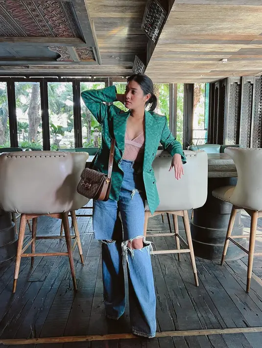 <p>Casual look dengan blazer dan baggy jeans seperti Naysila Mirdad cocok buat nongkrong bersama teman. (sumber : @naymirdad)</p>
