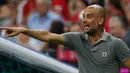 Pep Guardiola mengintruksikan pemainnya saat bertanding melawan Bayern Muenchen di laga pramusim di Allianz Arena, Muenchen (21/7). Muenchen sendiri merupakan mantan klub yang pernah ditangani Guardiola selama tiga musim. (Reuters/Michaela Rehle)