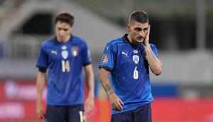 Pemain Italia Marco Verratti (kanan) dan Federico Chiesa berjalan di ujung lapangan saat melawan Bulgaria pada pertandingan sepak bola Grup C kualifikasi Piala Dunia 2022 di Stadion Artemio Franchi, Florence, Italia, Kamis (2/9/2021). Pertandingan berakhir dengan skor 1-1. (AP Photo/Luca Bruno)