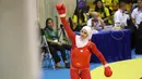 Atlet Wushu Iran, menyapa penonton usai mengalahkan lawannya dari Vietnam pada Kejuaraan Dunia Wushu 2015 di Istora, Senayan, Jakarta, Rabu (18/11/2015). (Bola.com/Nicklas Hanoatubun)