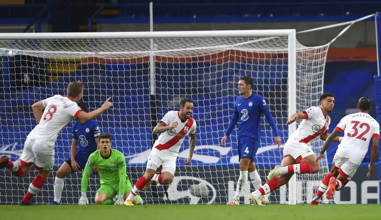 Pemain Southampton Che Adams (kedua kanan) melakukan selebrasi usai mencetak gol ke gawang Chelsea pada pertandingan Liga Premier Inggris di Stamford Bridge, London, Inggris, Sabtu (17/10/2020). Pertandingan berakhir dengan skor 3-3. (Mike Hewitt/Pool via AP)