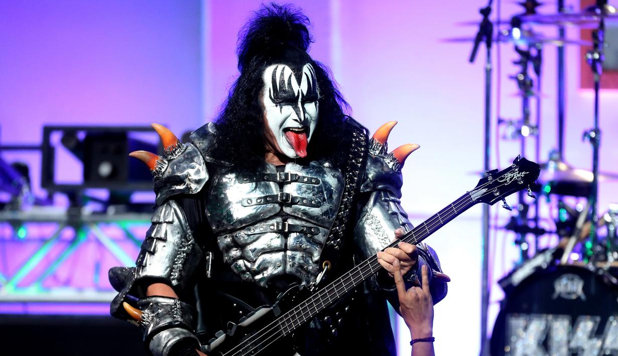 Vokalis KISS, Gene Simmons saat menghibur penonton selama 23rd Annual Race to Erase MS Gala di The Beverly Hilton Hotel, California, USA (15/4). Band asal Amerika ini terbentuk di New York City pada Januari 1973. (AFP PHOTO/Frederick M. Brown)