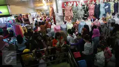 Warga memadati pasar Beringharjo Yogyakarta,(26/6).Blok penjualan pakaian paling banyak di serbu warga meskipun lebaran masih menyisakan sepuluh hari.(Boy T Harjanto)