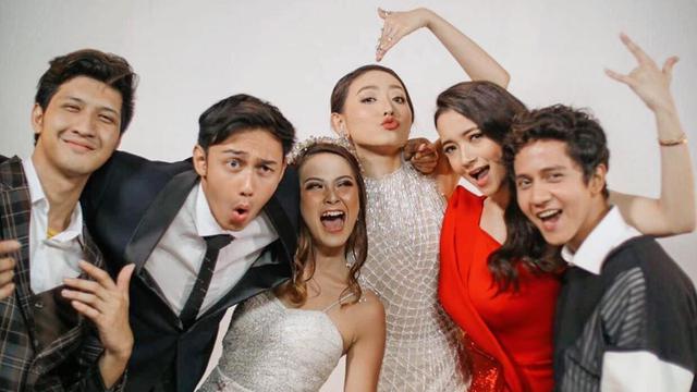 Pamit dari Sinetron, Ini 6 Potret Kebersamaan Aditya Zoni dan Pemain Cinta Karena Cinta