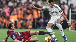 Pertandingan yang mempertemukan dua tim raksasa Spanyol dalam rivalitas klasik penuh gengsi. Duel ini menyajikan pertarungan sengit sejak menit awal hingga peluit panjang dibunyikan. Tampakk dalam foto, gelandang Barcelona asal Belanda, Frenkie De Jong (kiri) berebut bola dengan penyerang Real Madrid asal Prancis, Kylian Mbappe saat pertandingan final Piala Super Spanyol di King Abdullah Sports City Stadium, Jeddah pada Minggu 11 Januari 2026 waktu setempat atau Senin 12 Januari 2026 dini hari WIB. (Fadel SENNA/AFP)