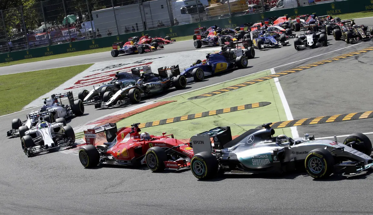 Lewis Hamilton memimpin lomba sejak start di Sirkuit Monza, Minggu (6/9/2015). (Reuters/Max Rossi)