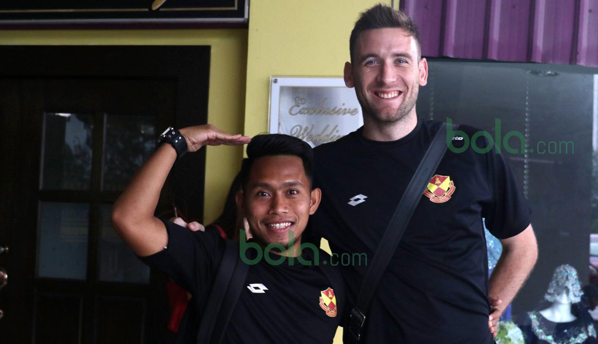 Andik Vermansah berpose bersama rekannya Robert Cornthwaite dengan tampilan rambut baru di Selangor, Malaysia, Kamis (28/1/2016). (Bola.com/Nicklas Hanoatubun)