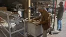 Aktivitas toko roti di sebuah pasar di Kairo, Mesir pada 17 Maret 2022. Melonjaknya harga roti yang dipicu oleh invasi Rusia ke Ukraina telah menggigit daya beli konsumen di Mesir, importir gandum terkemuka dari negara-negara bekas Soviet. (Khaled DESOUKI / AFP)