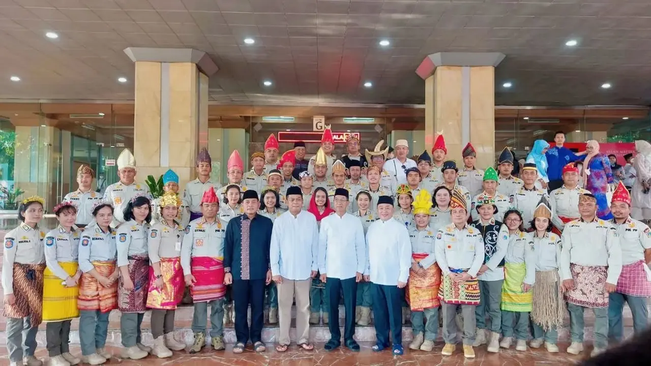 Satpol PP DKI Jakarta bertugas menjaga keamanan pada sholat Idul Fitri 1444 H di Balai Kota