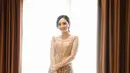 Kombinasi kebaya model sabrina serta rok batik slit ala aktris Valerie Tifanka ini cocok untuk wisuda, simple tapi elegan (Instagram/valtifanka).