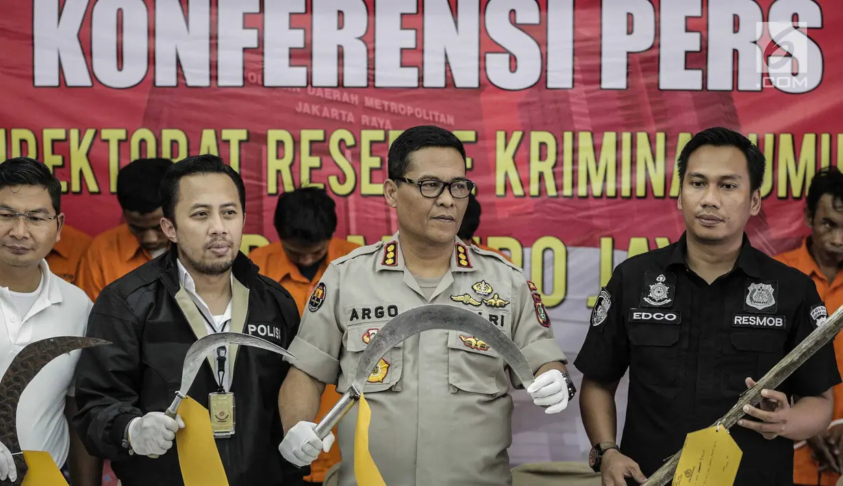 Kabid Humas Polda Metro Jaya, Kombes Pol Argo Yuwono memperlihatkan barang bukti hasil sejumlah kasus kejahatan di Resmob Polda Metro Jaya, Rabu (6/3). Pada rilis gabungan itu petugas berhasil mengungkap sebanyak lima kasus. (Liputan6.com/Faizal Fanani)