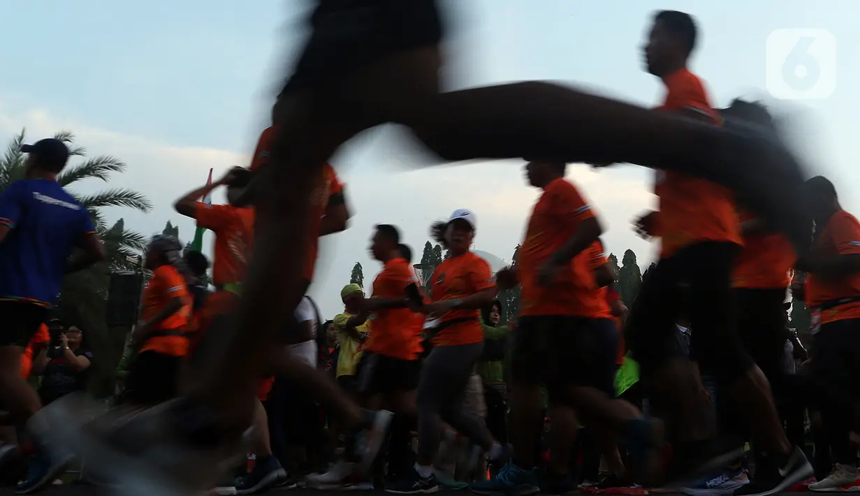 Peserta berlari dalam kegiatan lomba lari bertajuk Lo Gue Run (LGR) 2020 di Kompleks Monas, Jakarta Pusat, Minggu (26/1/2020). Kejuaraan LGR 2020 yang diikuti oleh total 3.500 pelari tersebut merupakan rangkaian kegiatan HUT Kodam Jaya ke 70. (Liputan6.com/Johan Tallo)