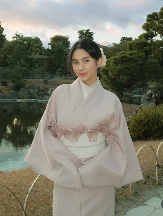 <p>Azizah Salsha libur ke Jepang saat akhir tahun, ia pun mengunjungi destinasi wajib yaitu Kyoto. Saat berada di sana, Azizah pun mencoba mengenakan kimono busana khas perempuan Jepang. [@azizahsalsha_]</p>