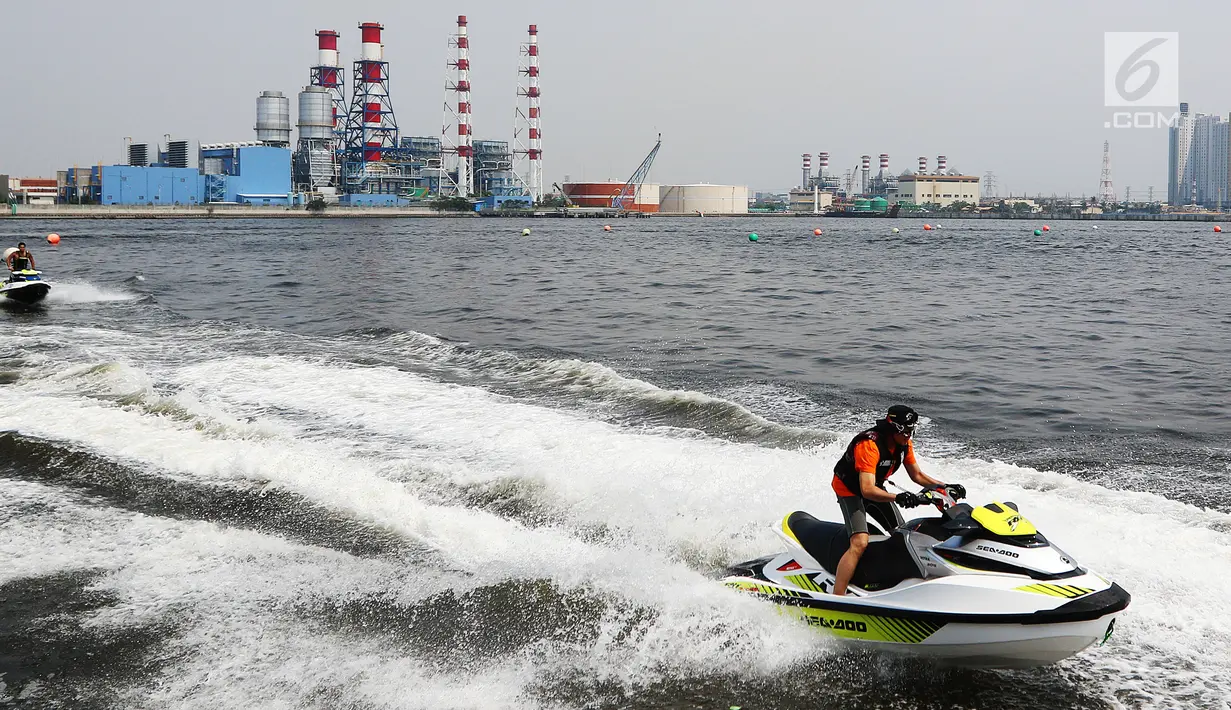 Irjen Pol Mochamad Iriawan saat aksi bermain jetski dalam acara Bhayangkara Cup Jetski Round 1 di Pantai Mutiara Pluit, Jakarta, Minggu (22/07) Kejuaraan ini untuk menjaring bibit muda jelang Sea Games di Jakarta. (Liputan6.com/Fery Pradolo)