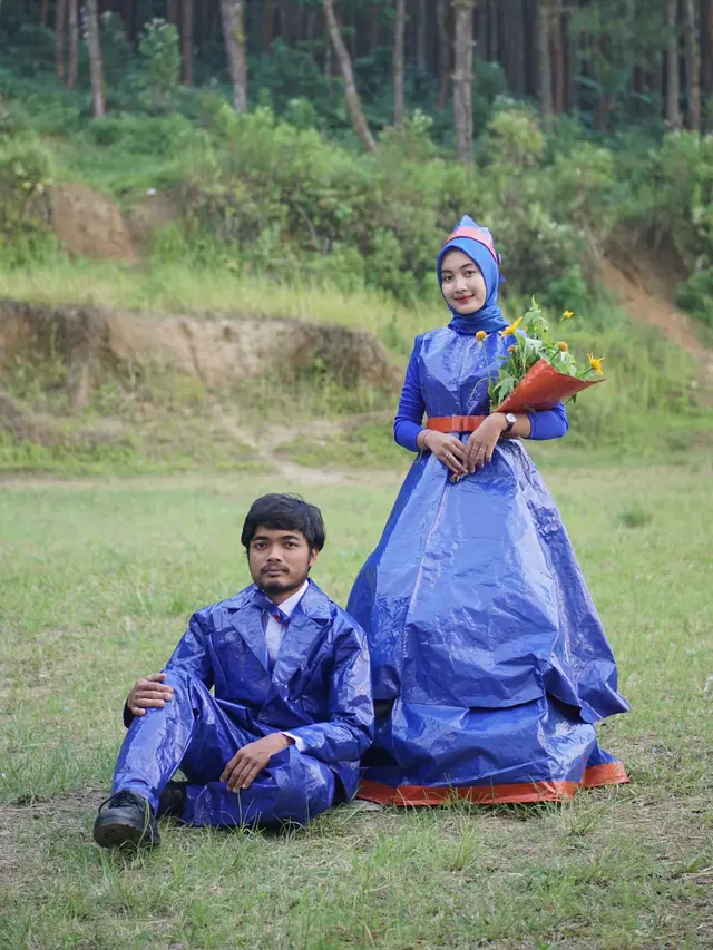 Pasangan Ini Bikin Baju Prewedding dari Terpal, Ini 6 Potret Uniknya