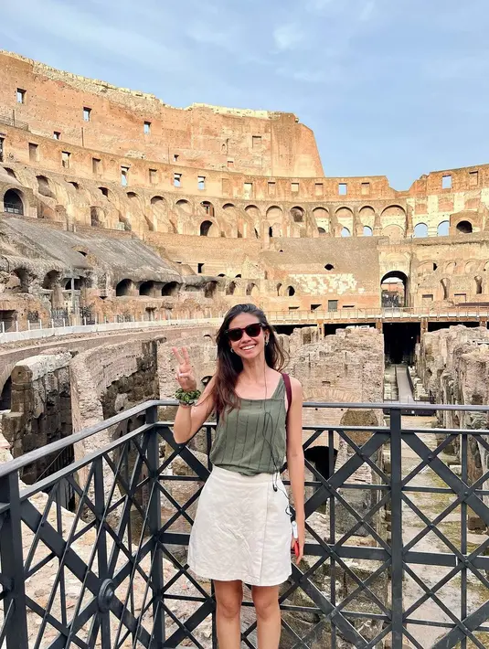 Berkunjung ke Colosseum, Yuki Kato tampak mengenakan sleeveless top nuansa army dengan mini skirt warna beige.Tak ketinggalan kacamata hitam melengkapi gayanya. [Foto: IG/yukikt].