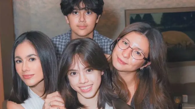 Wulan Guritno dan ketiga anaknya yang kini sudah dewasa dan remaja. [@wulanguritno]