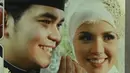 Pasangan Indra Bekti dan Aldila Jelita pertama kali ketemu di Bandara Kuala Lumpur, Malaysia pada 2007. Indra yang meminta nomor telpon, lantas mengirim pesan, pada Dila sesampainya di Jakarta. (Bintang.com/Repro: Nurwahyunan)