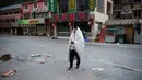 Warga berjalan-jalan setelah tidur di luar rumahnya di Zhangzha, provinsi Sichuan, China barat daya, Kamis (10/8). Ratusan warga memilih menghabiskan malam di luar rumah usai terjadinya gempa 6,5 SR yang menewaskan belasan orang (Nicolas ASFOURI/AFP)