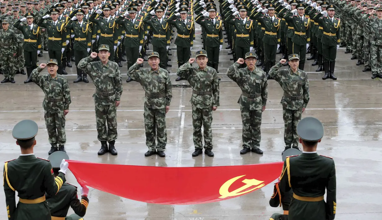 Pasukan bersenjata saat latihan upacara pengambilan sumpah yang menandai peringatan 70 tahun berakhirnya Perang Dunia II di Pangkalan Militer Beijing , China ( 1/8/2015). 12.000 pasukan militer akan dikerahkan dalam acara ini. (REUTERS/Stringer)