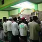 Nampak para jemaah salah satu masjid di Garut, tengah melaksanakan shalat tarawih bersama (Liputan6.com/Jayadi Supriadin)