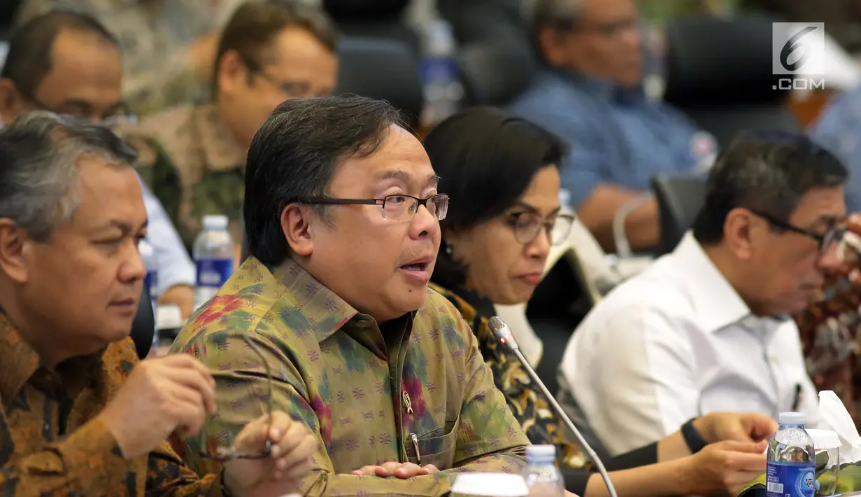 Menteri PPN/Kepala Bappenas Bambang Brodjonegoro bersama Menteri Keuangan Sri Mulyani, Menkumham Yasonna Laoly, dan Gubernur Bank Indonesia (BI) Perry Warjiyo saat rapat kerja dengan Banggar DPR, Jakarta, Selasa (4/9). (Liputan6.com/JohanTallo)