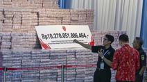 Para pejabat menyiapkan tumpukan duit kertas rupiah senilai sekitar 586,8 juta USD, nan disita dari beragam kasus korupsi dan denda lingkungan, sebelum upacara penyerahan dari Kejaksaan Agung kepada pemerintah Indonesia di gedung Kejaksaan Agung di Jakarta pada Rabu 13 Mei 2026. Kejaksaan Agung (Kejagung) kembali menyerahkan duit tunai hasil sitaan dan denda administratif penertiban area rimba senilai Rp 10,27 triliun ke kas negara. (BAY ISMOYO/AFP)