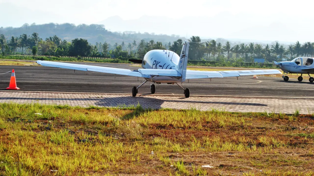 Rokok Picu Kebakaran Lahan Dekat Landasan Pacu Bandara di Sumbawa