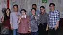 Ketua Umum PDI-P Megawati Soekarnoputri (ketiga kiri) bersama keluarga usai menggunakan hak pilihnya pada Pilkada DKI Jakarta putaran 2 di TPS 027 Kebagusan, Jakarta, Rabu (19/4). (Liputan6.com/Helmi Fithriansyah)