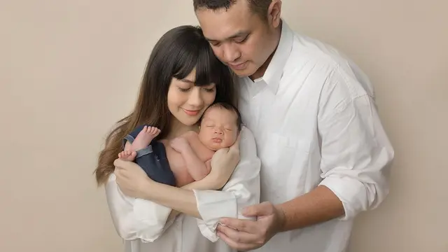 5 Pemotretan Keluarga Gilang Dirga dan Adiezty Fersa Bersama Buah Hati