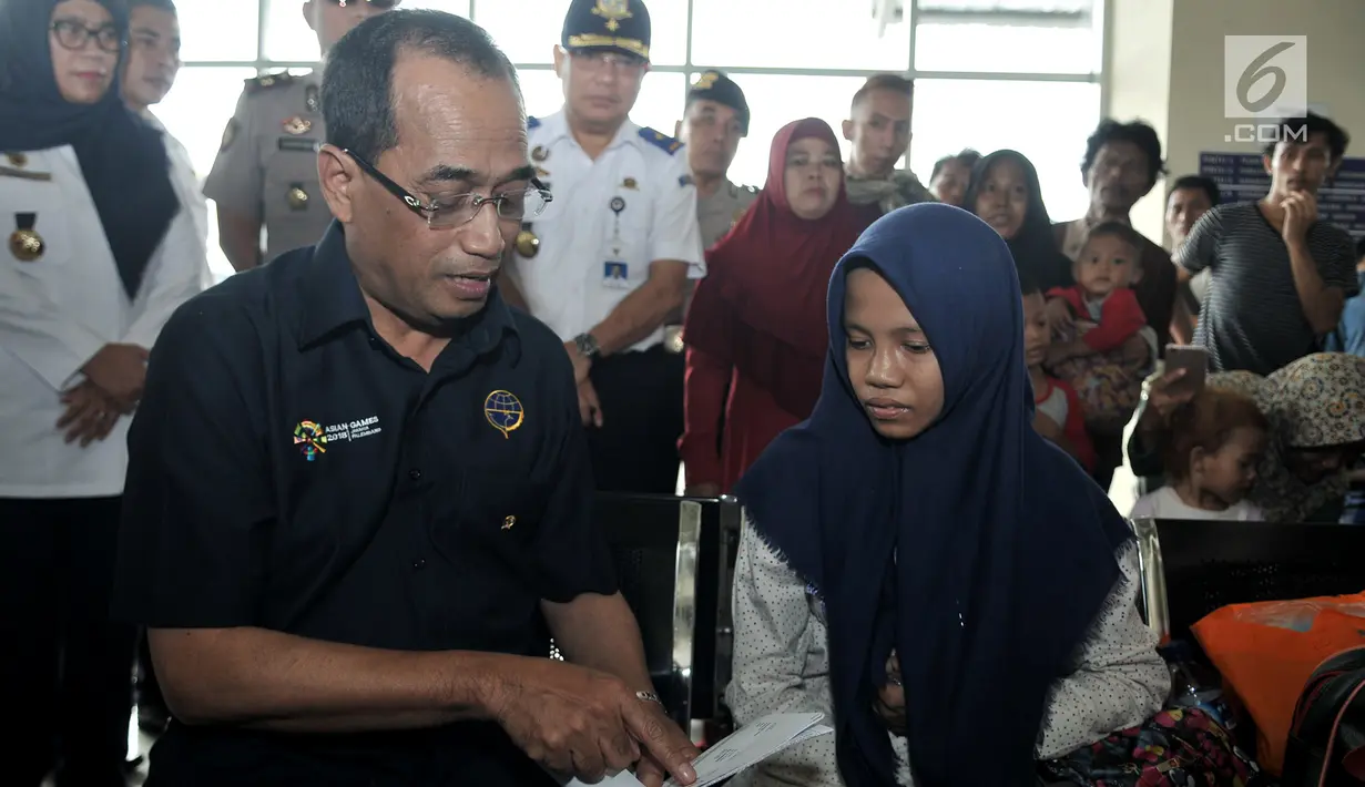 Menhub Budi Karya Sumadi melihat tiket pemudik saat meninjau kesiapan pelayanan arus mudik di Terminal Pulo Gebang, Jakarta, Minggu (3/6). Selain Terminal Pulo Gebang, Menhub juga mengunjungi Bandara Soetta dan Stasiun Gambir. (Merdeka.com/Iqbal Nugroho)