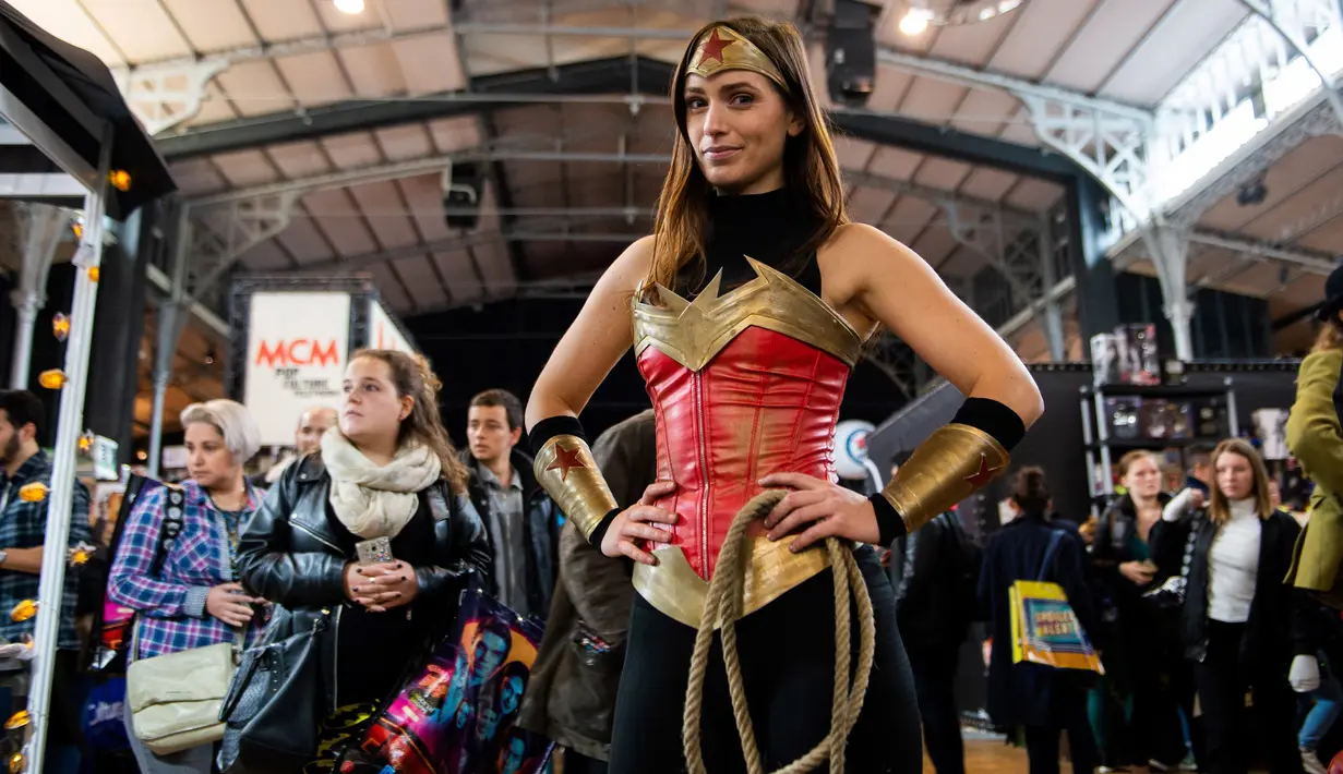Seorang cosplayer berpakaian seperti Wonderwoman berpose selama Comic Convention Comic Con 2018 di Grande Halle de la Villette di Paris (26/10). (AFP Photo)