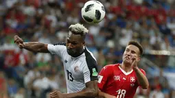 Duel pemain Kosta Rika, Rodney Wallace (kiri) dan pemain Swiss, Mario Gavranovic pada laga grup E Piala Dunia 2018 di Nizhny Novgorod Stadium, Nizhny Novgorod, Rusia, (27/6/2018). Swiss bermain imbang 2-2. (AP/Natasha Pisarenko)