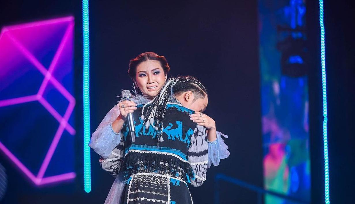 Betrand Peto Putra Onsu, memberikan pelukan kepada Sasrwendah sebagai ucapan terima kasih. (Foto: Instagram/@ruben_onsu)