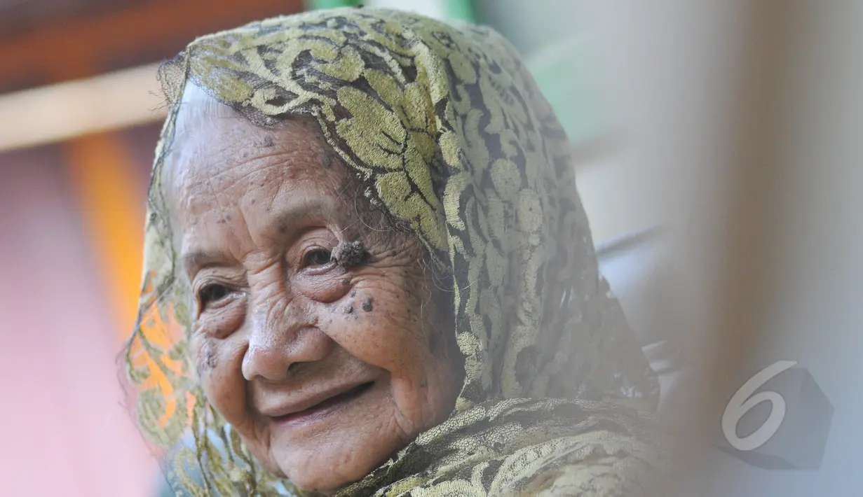 Ibu Anami, seorang nenek yang diperkirakan berusia 140 tahun saat ditemui di rumahnya di Purwakarta, Jawa Barat, Minggu (17/5). Nenek Anami akan mengikuti sayembara manusia tertua di dunia, yang digelar miliarder Rusia. (Liputan6.com/Herman Zakharia)