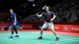 Pebulu tangkis Indonesia, Hendra Setiawan berpasangan dengan Mohammad Ahsan berusaha mengembalikan kok saat berlatih menjelang turnamen Indonesia Masters 2025 di Istora Senayan, Jakarta, Senin (20/01/2025). (Bola.com/Bagaskara Lazuardi)