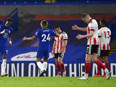 Striker Chelsea, Tammy Abraham, melakukan selebrasi usai mencetak gol ke gawang Sheffield United pada laga Liga Inggris di Stadion Stamford Bridge, Sabtu (7/11/2020). Chelsea menang dengan skor 4-1. (Ben Stansall/Pool via AP)
