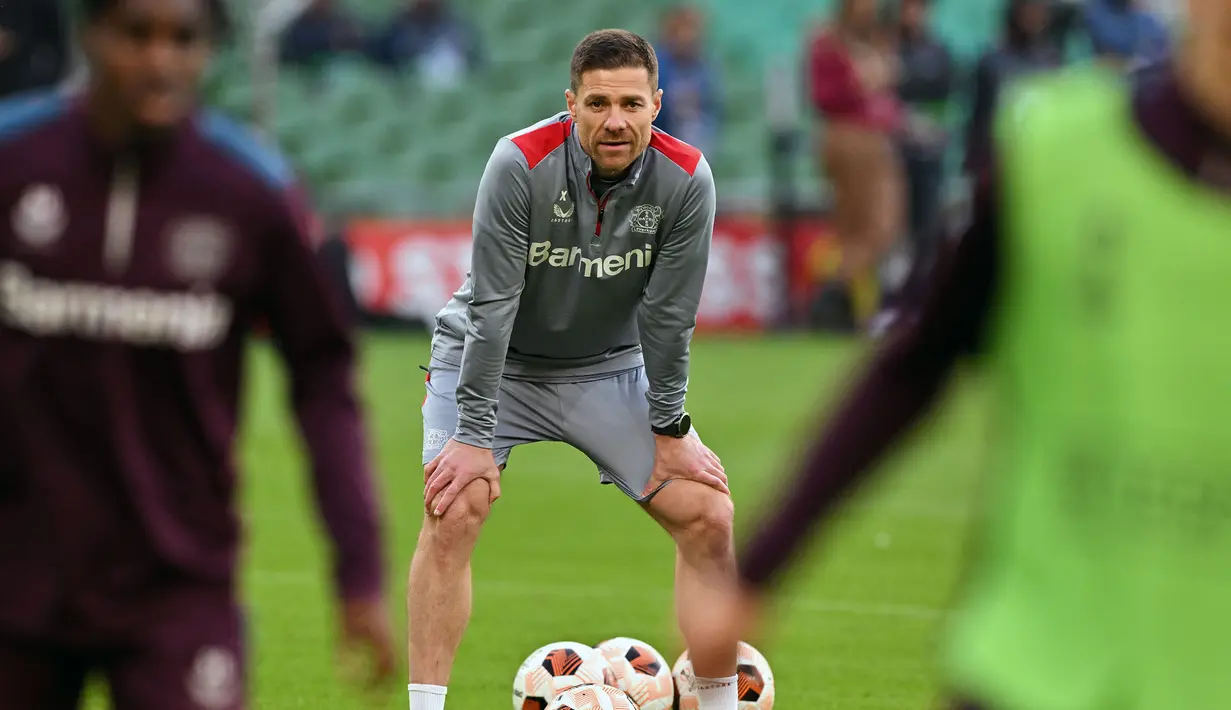 Pelatih Bayer Leverkusen, Xabi Alonso memimpin latihan menjelang laga final Liga Europa 2023/2024 melawan Atalanta di Dublin Arena, Dublin, Irlandia, Rabu (22/05/2024). (AFP/Adrian Dennis)