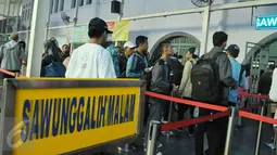 Sejumlah calon penumpang mengantre memasuk peron kereta api di Stasiun Pasar Senen, Jakarta, Jumat (14/4). Pengguna jasa kereta api meningkat menjadi 33.000 penumpang dari hari biasa yang hanya 22.000. (Liputan6.com/Helmi Afandi)